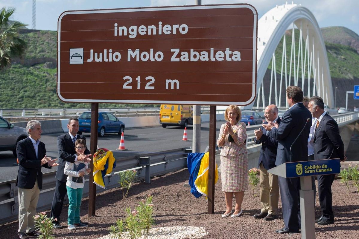 Familiares de Julio Molo y representantes del Cabildo al descubrir el cartel de su autovía en 2015