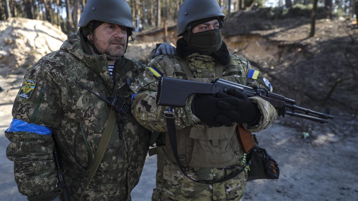 Dos soldados ucranianos en Kiev.