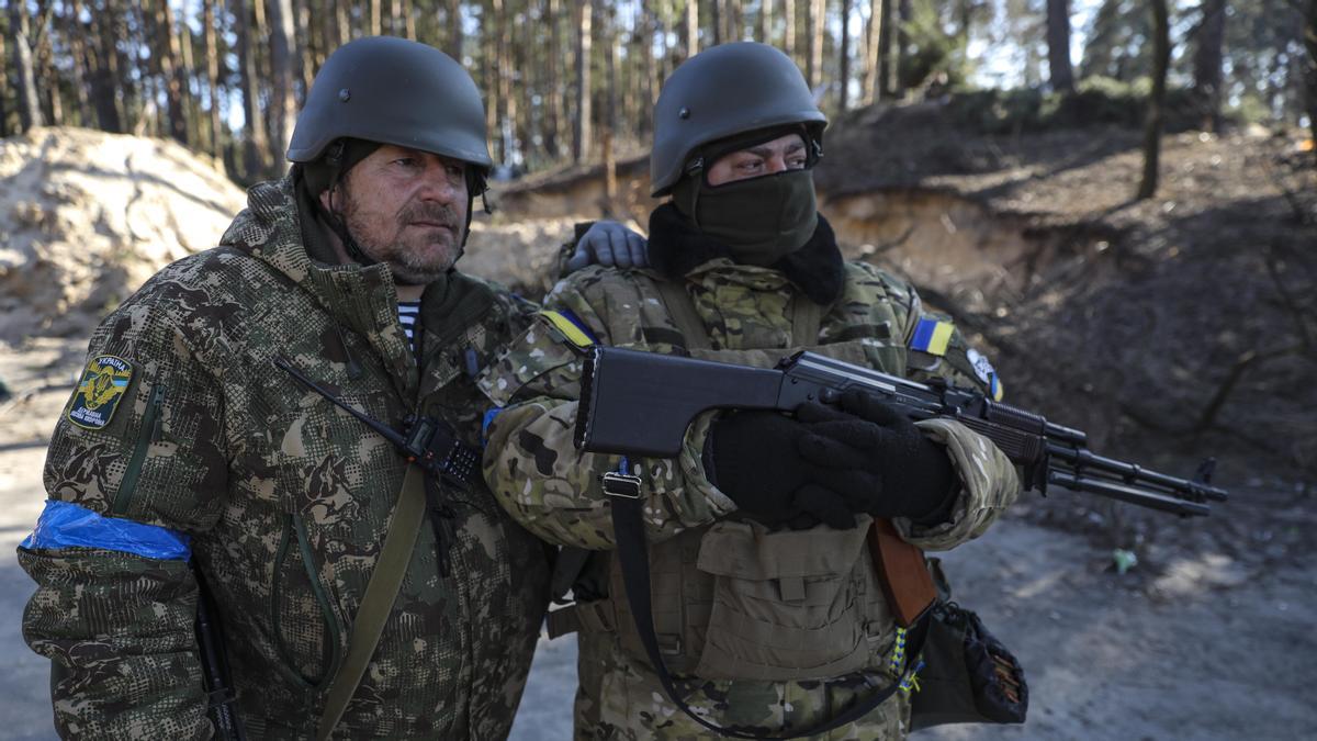 Dos soldados ucranianos en Kiev.