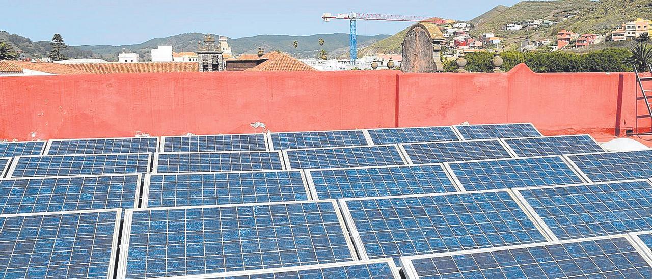 Unas placas solares en la azotea del Ayuntamiento de La Laguna.