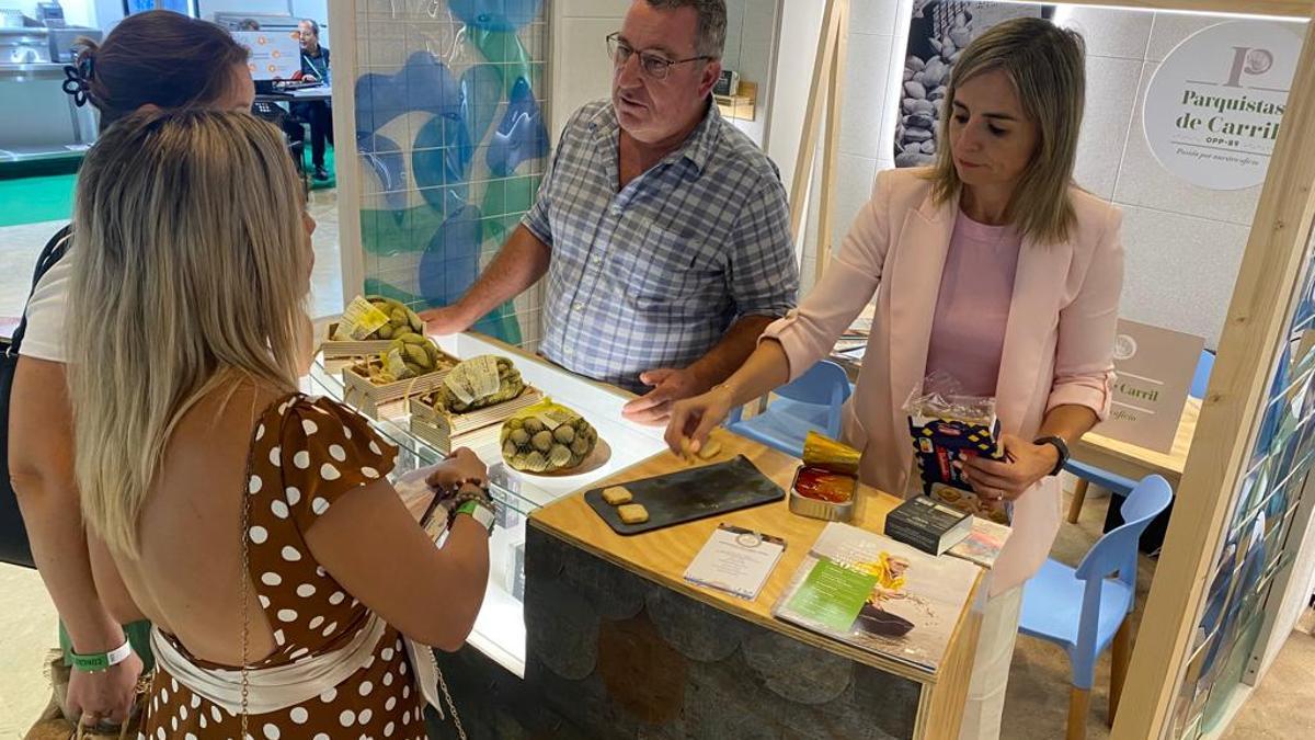 José Luis Villanueva y Ana Rivas, dando a conocer la almeja de Carril, en el stand de Parquistas y la Consellería do Mar, en el salón Saborea Andalucía.