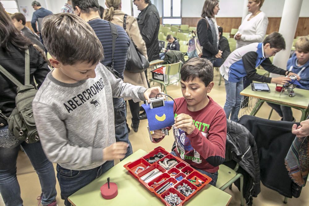 El colegio La Salle lleva a cabo un taller para crear y programar autómatas con los que simular la entrada de Moros y Cristianos