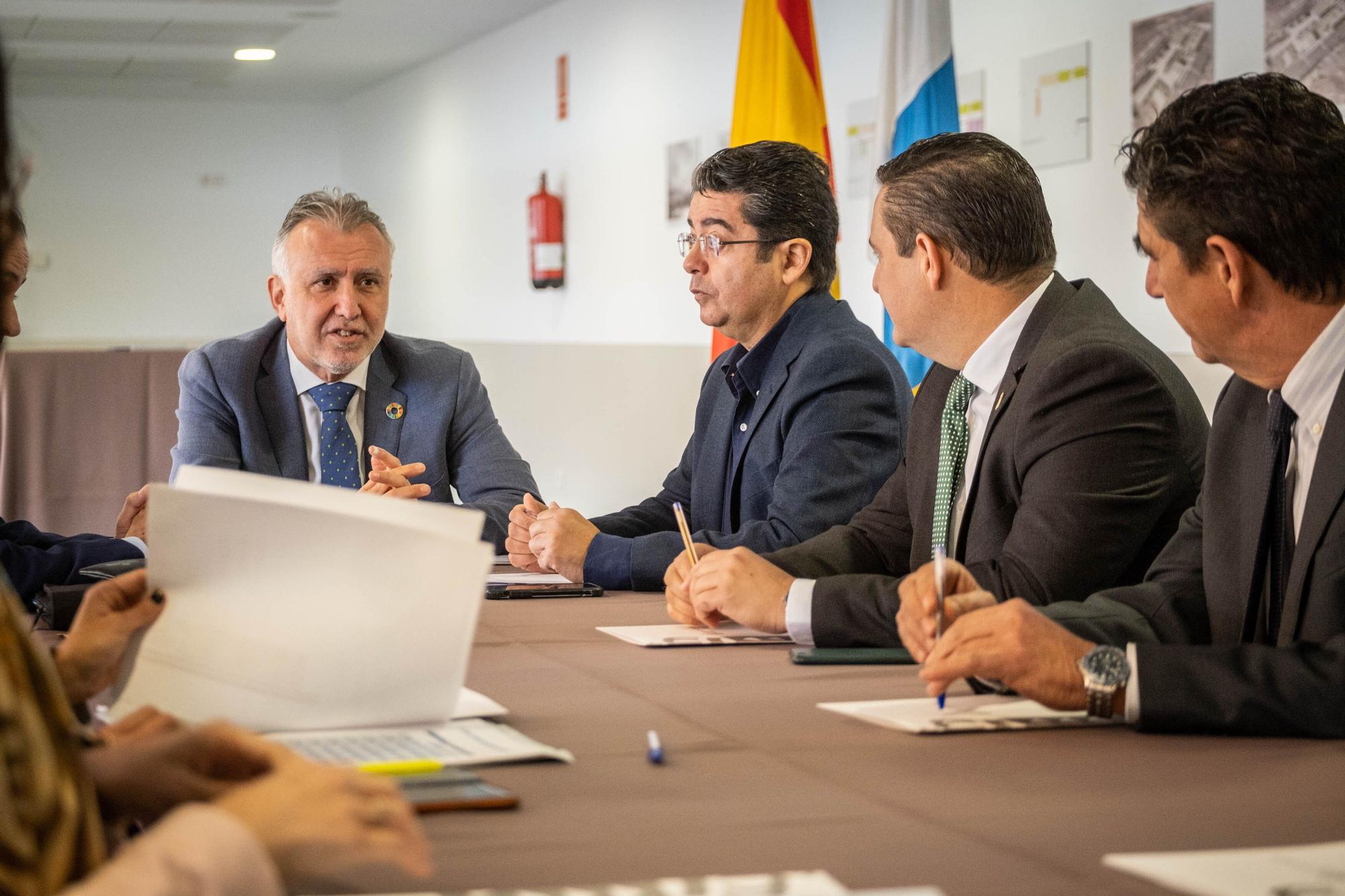 Torres y Martín visitan al Hospital del Sur