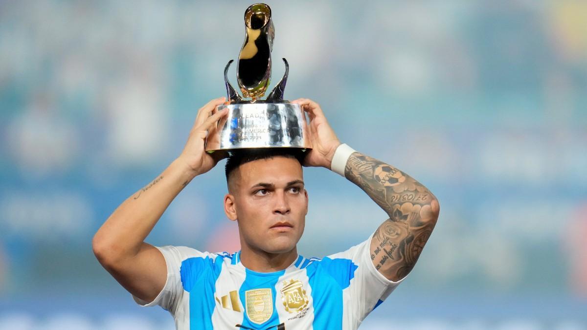 Lautaro Martínez posa con el trofeo de máximo goleador de la Copa América 2024