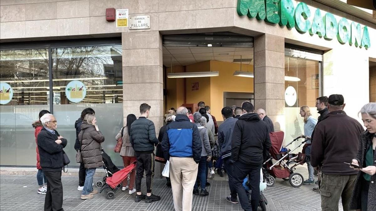 Colas ante un supermercado Mercadona por el miedo al desabastecimiento por el coronavirus