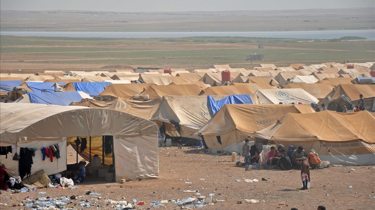 mbenach39698442 displaced syrians from deir ezzor are seen at a make shift c170821105307