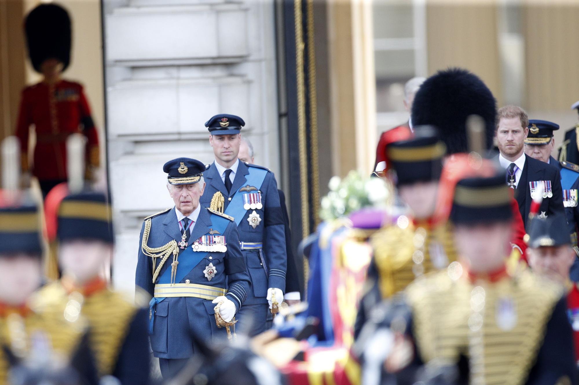 El traslado del féretro de Isabel II a Westminster, en imágenes