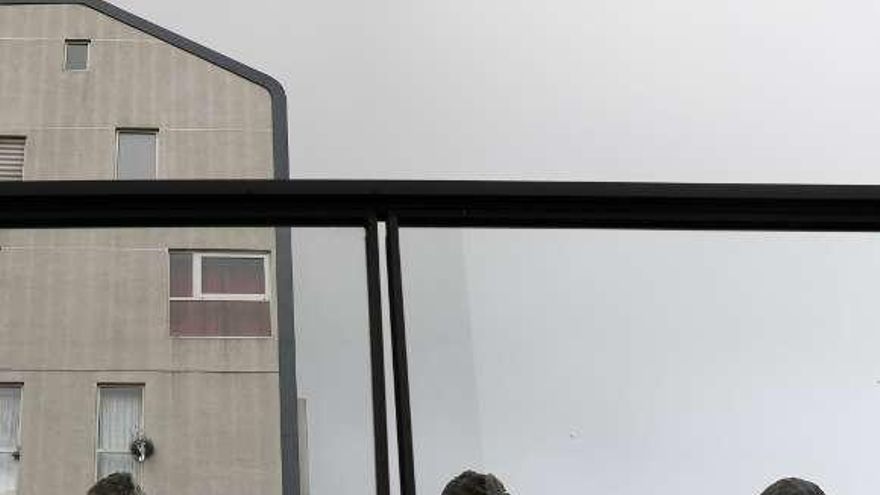 Militares preparados para labores de desinfección en la residencia geriátrica de El Nodo, en Avilés.