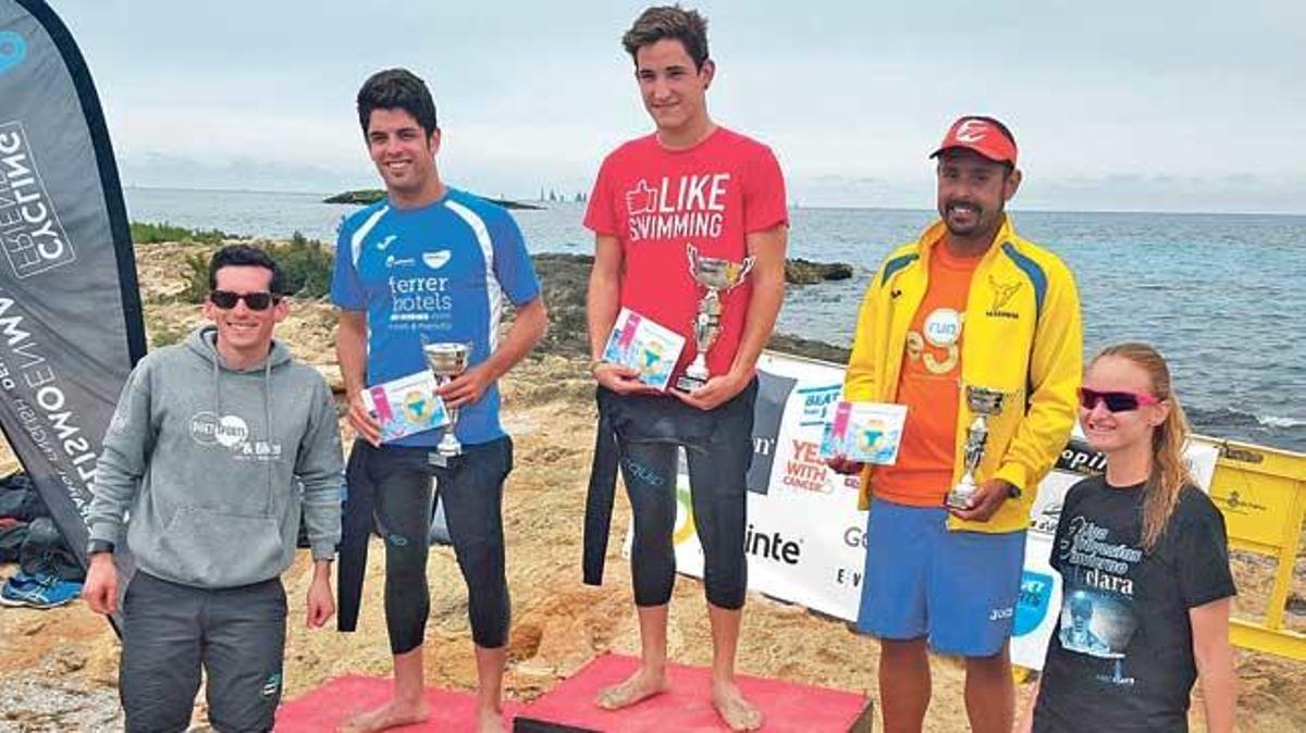 Los tres mejores posan en el podio.