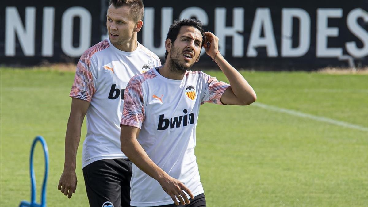 Parejo, ante Cherysev, en un entrenamiento del Valencia en Paterna.