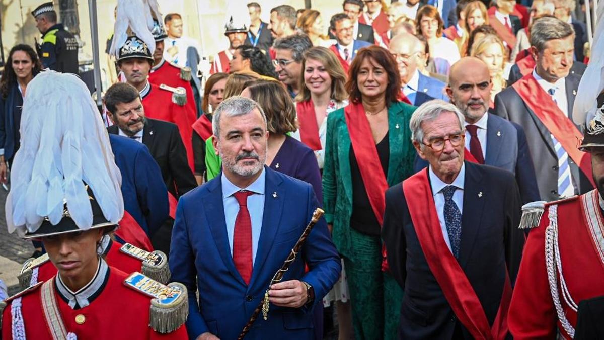 Collboni con la vara de alcalde, con Trias al lado, cruza la plaza Sant Jaume tras la investidura