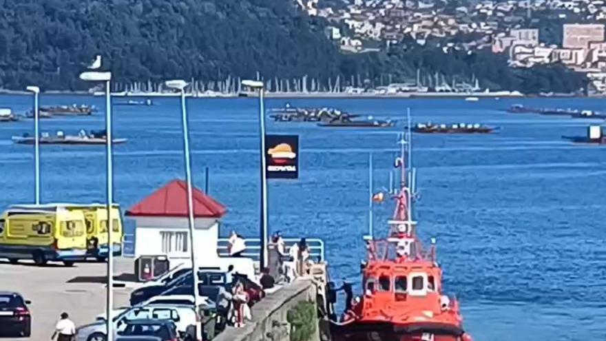 Rescatados cuatro adolescentes en Moaña tras una explosión en el motor de su barco