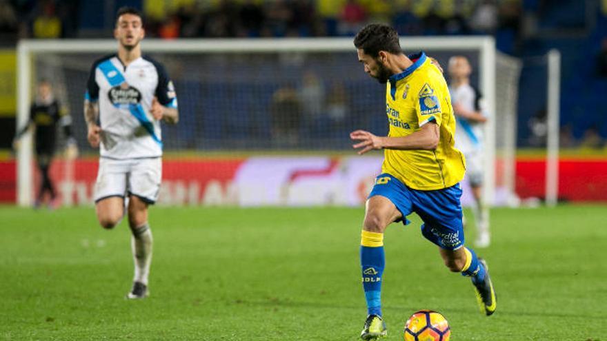 Benito conduce el balón en el choque UD-Deportivo, en el que debutó.