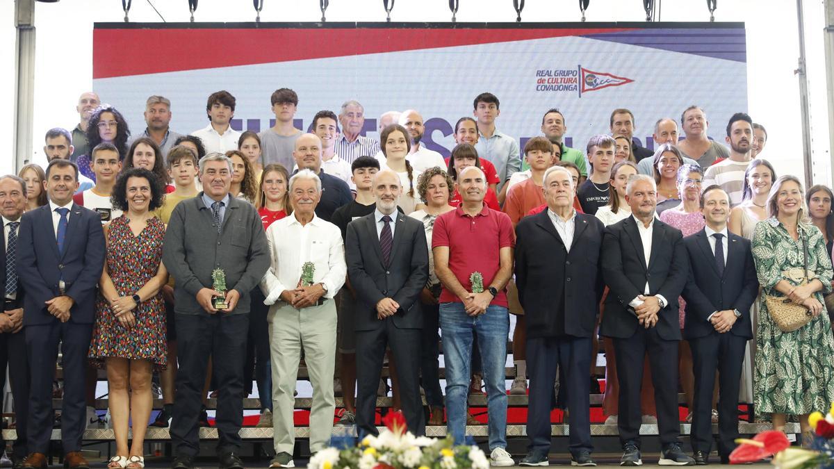 El Grupo Covadonga se rinde a los suyos en el día grande de sus fiestas: "Sois un orgullo"