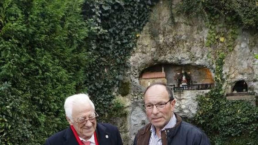 El Padre Ángel, junto a Graciano Gallinar Carrio.