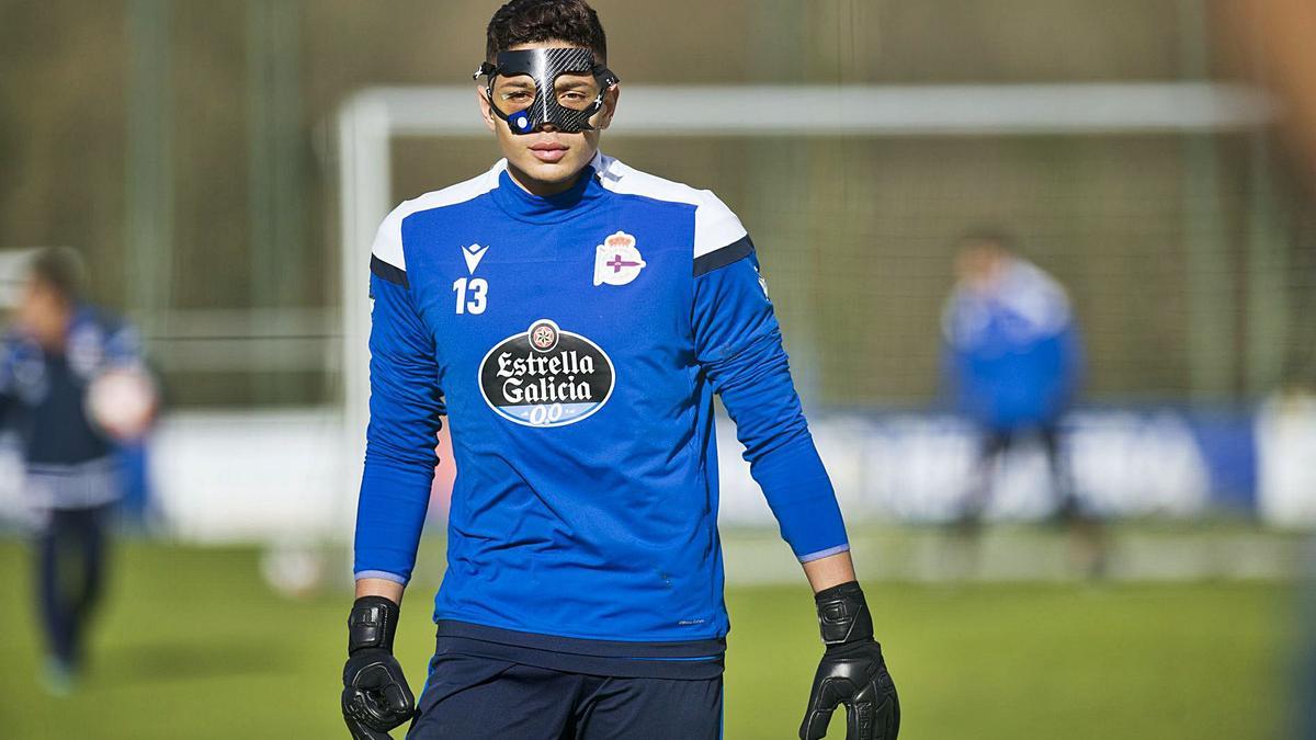 El meta colombiano Lucho García, con su máscara protectora, sobre el césped de Abegondo. |  // CASTELEIRO / ROLLER AGENCIA