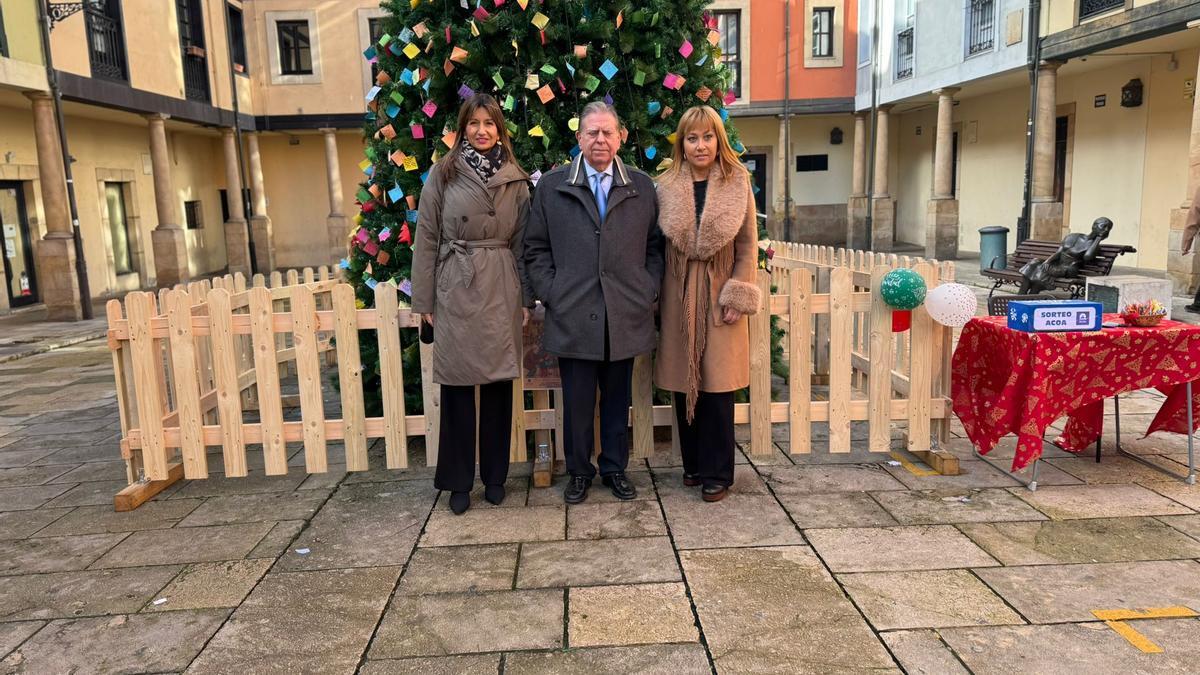Leticia González, Alfredo Canteli y Sandra Sutil en el árbol de los sueños.