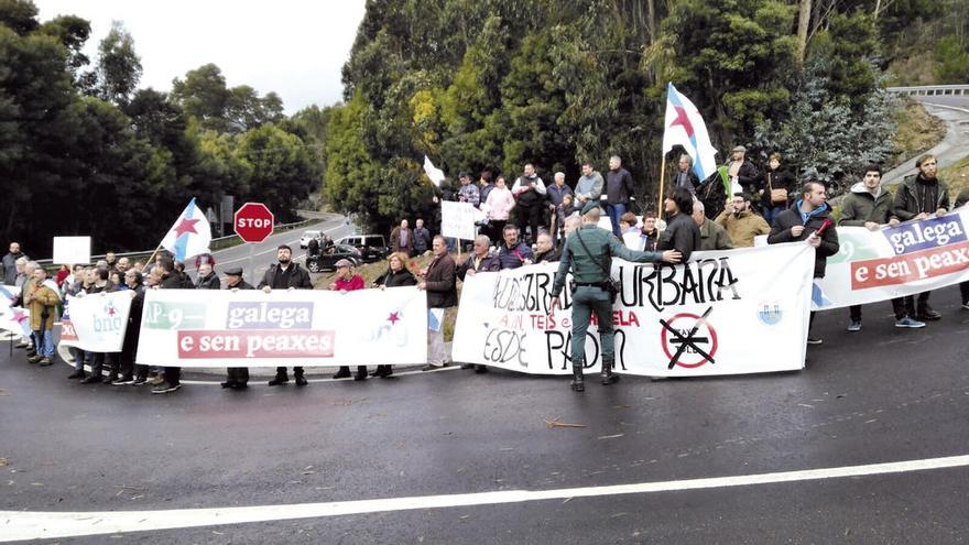 La protesta de los vecinos de O Morrazo, Chapela y Teis organizada junto al acceso al Corredor. // FdV