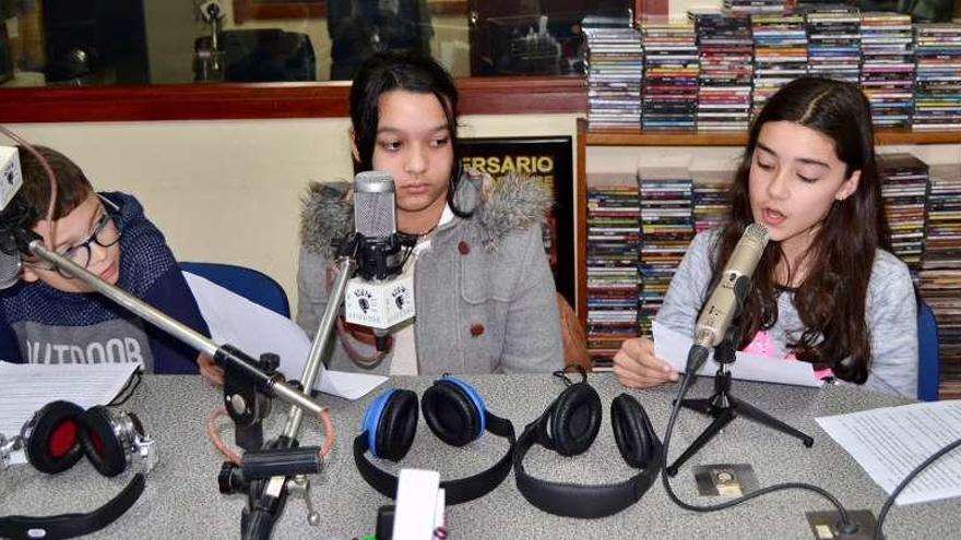 Tre estudiantes, durante una conmemoración anterior del Día Mundial de la Radio. // FdV