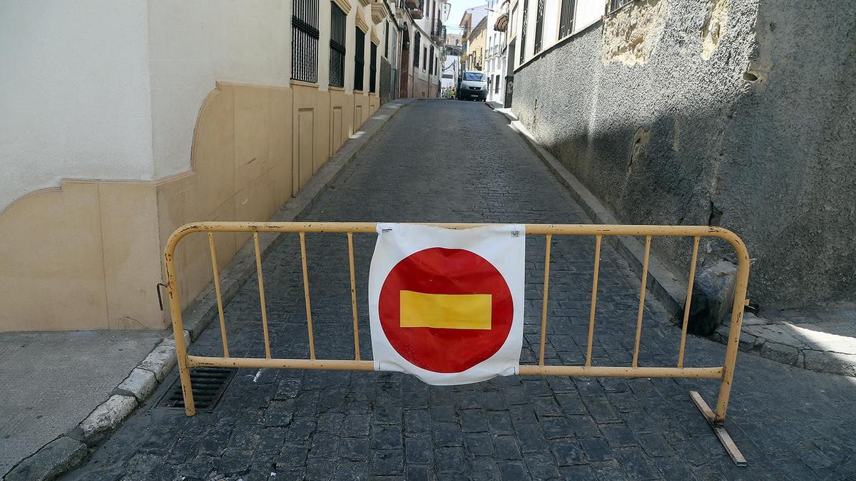 Una de las calles cortadas de Montilla.