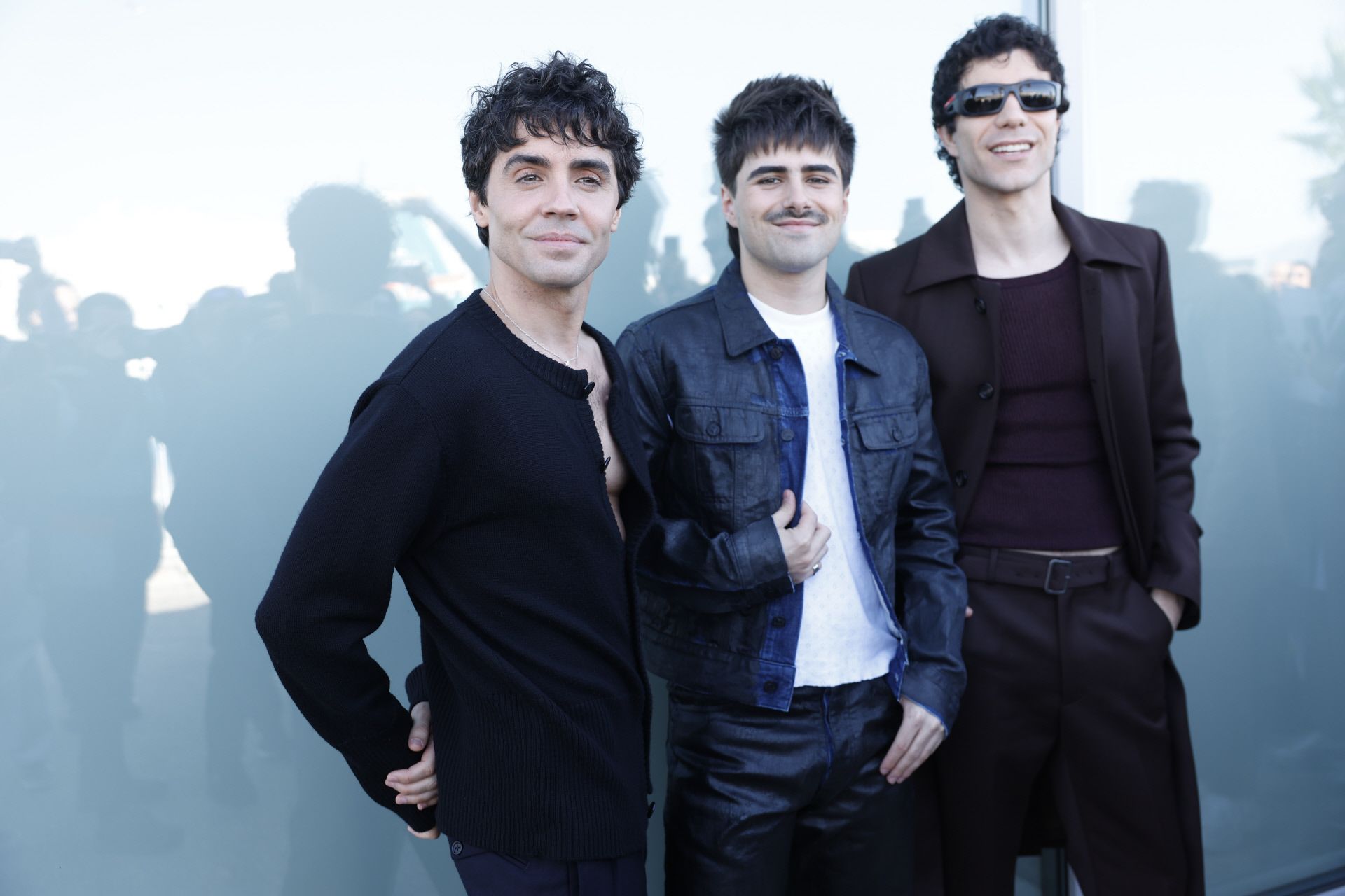 Martin Urrutia en medio de los Javis