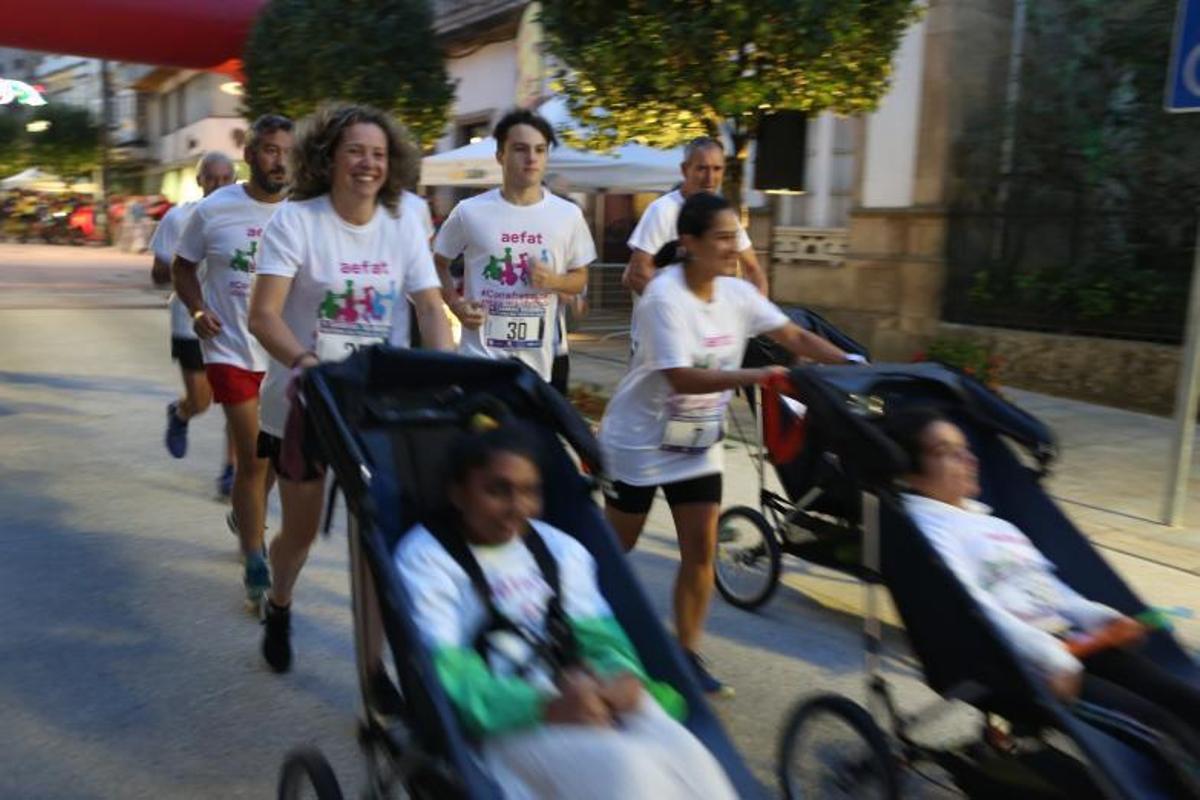 Corredores de Aefat, ayer, en Lalín. |   // BERNABÉ/BÁRBARA CUÍÑA