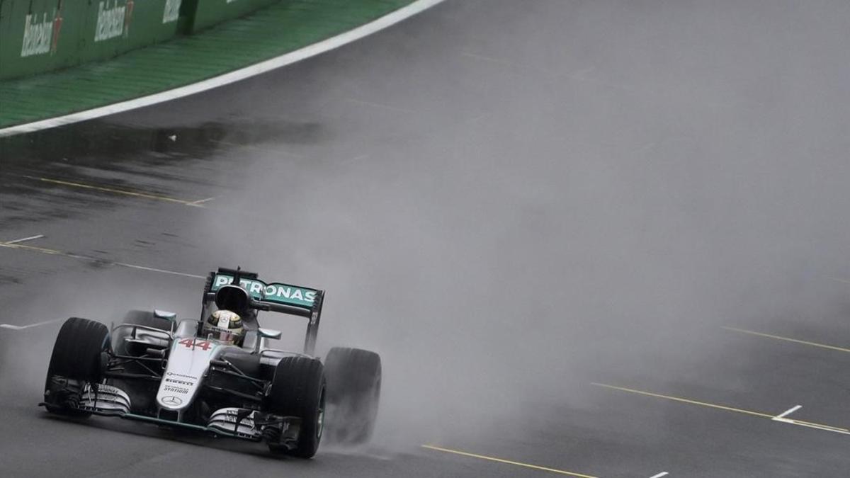 Lewis Hamilton conduce bajo la lluvia de Brasil