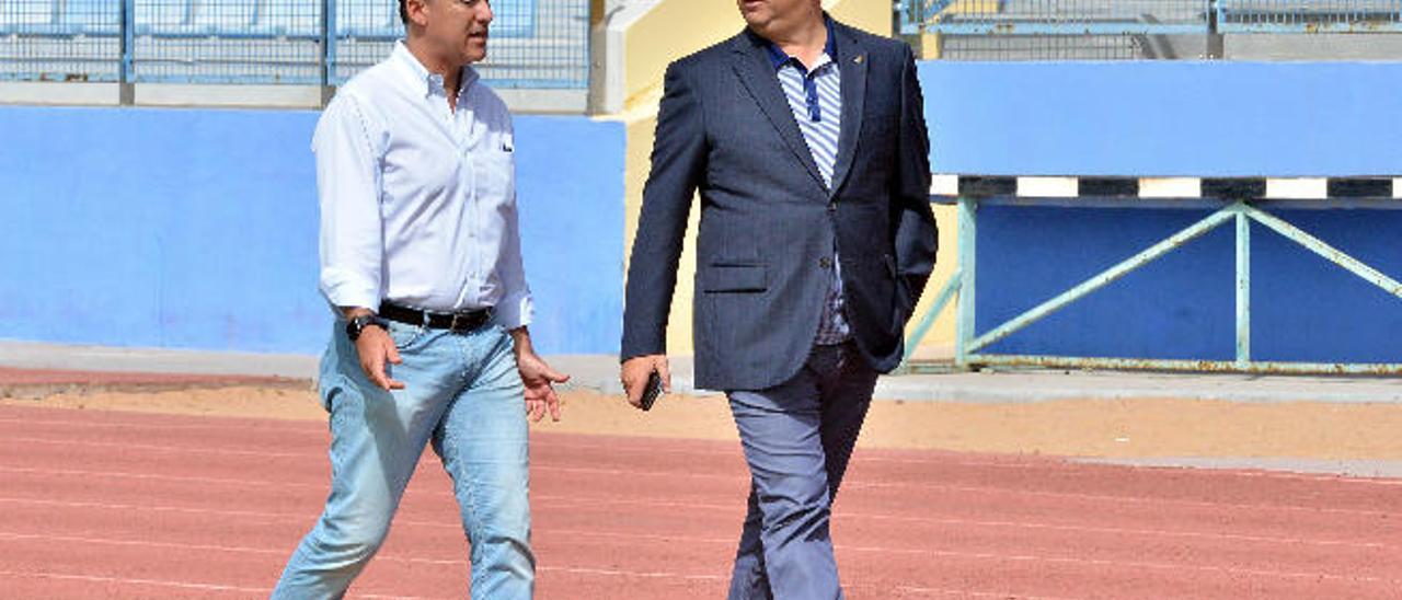 Miguel Ángel Ramírez (d), ayer, junto al director de comunicación, Larry Álvarez, antes de la rueda de prensa.