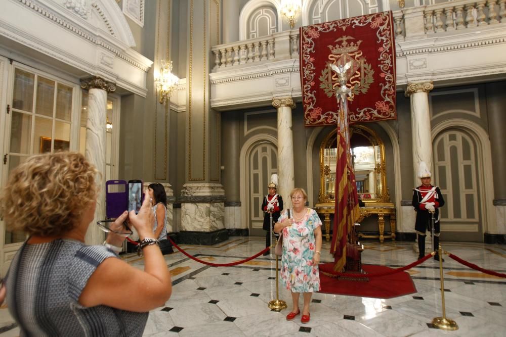 Visita a la Real Senyera en el Ayuntamiento