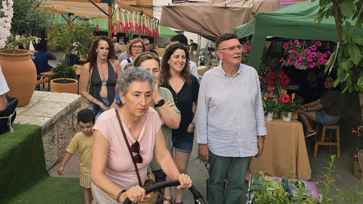 Visitantes del IV Mercado de la Cereza de Zarra.