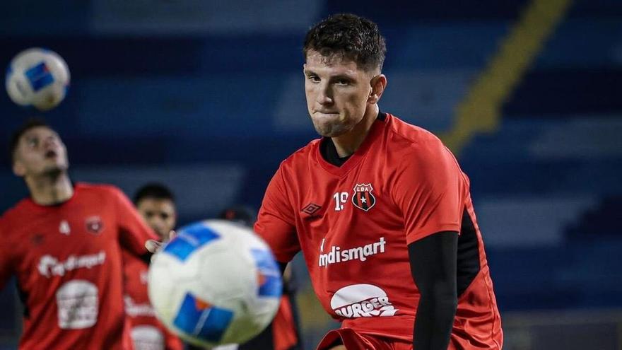 Alberto Toril dispara a portería, durante un entrenamiento.