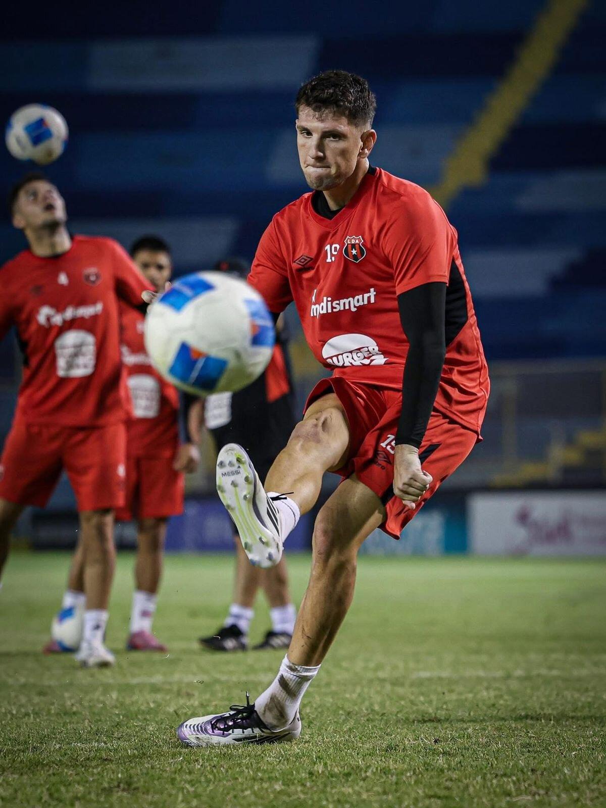 Alberto Toril dispara a portería, durante un entrenamiento.