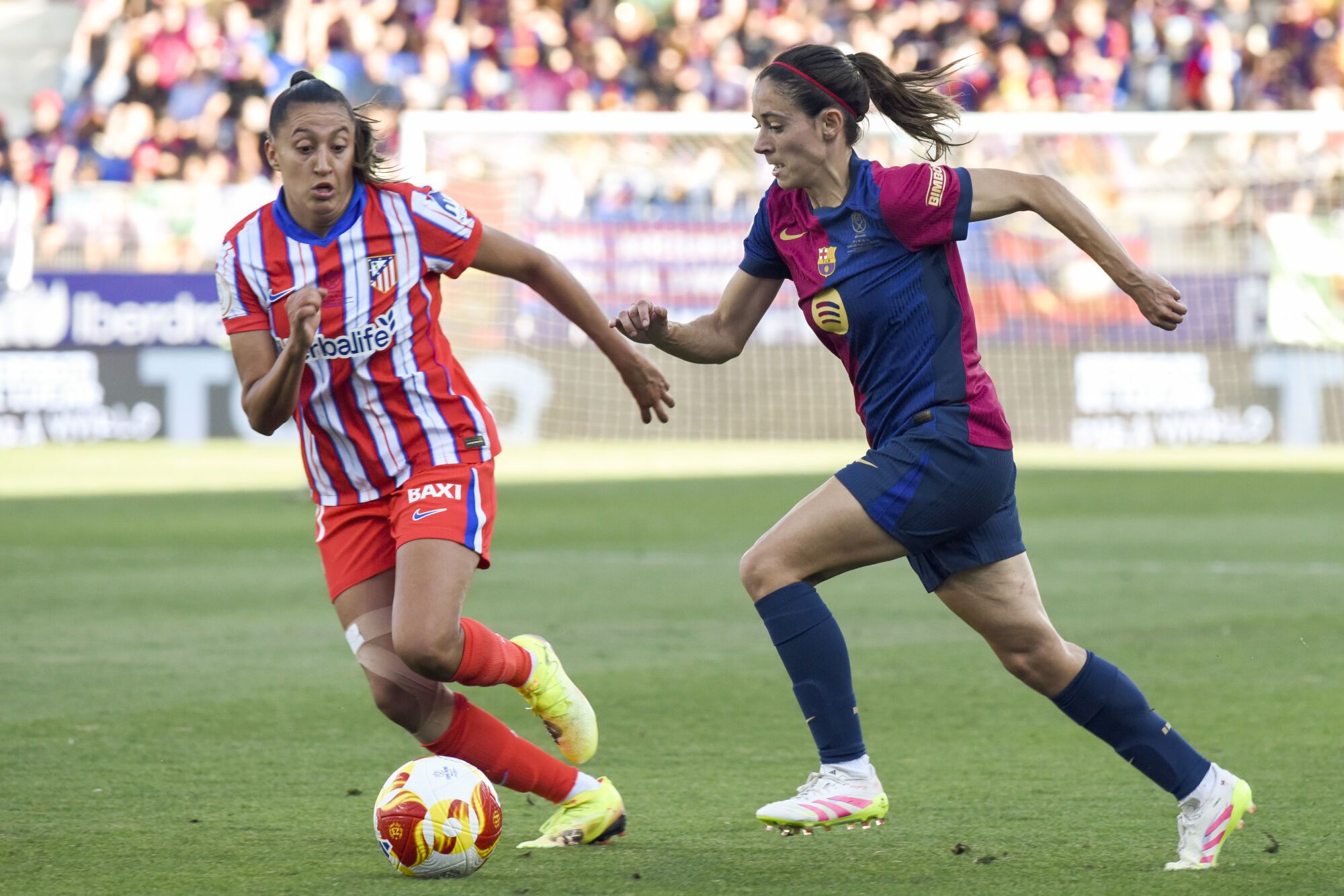 CORRIGE FOTÓGRAFO  HUESCA, 07/06/2025.- La centrocampista del FC Barcelona Aitana Bonmati (d) se escapa con el balón durante la final de la Copa de la Reina que FC Barcelona y Atlético de Madrid disputan este sábado en el estadio de El Alcoraz, en Huesca. EFE/Javier Blasco