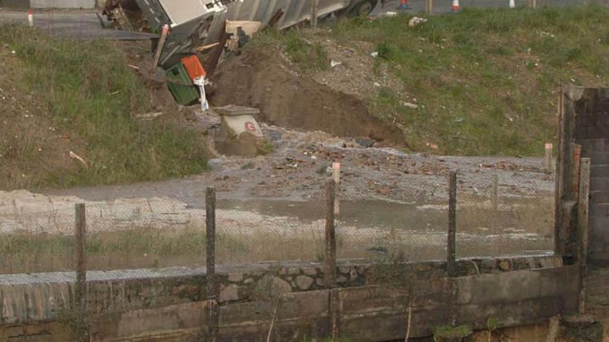 Un camión sufre un accidente en Meicende a causa del hundimiento de una carretera. / carlos pardellas