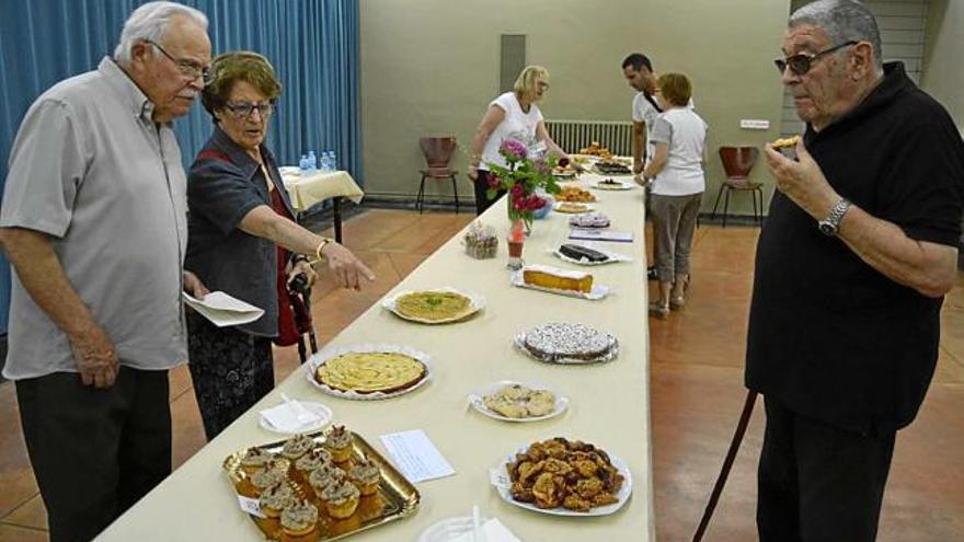 El jurat del concurs de postres fent la seva feina, ahir