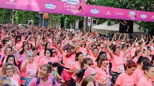 Miles de personas participan en la Carrera de la Mujer de Madrid este domingo.