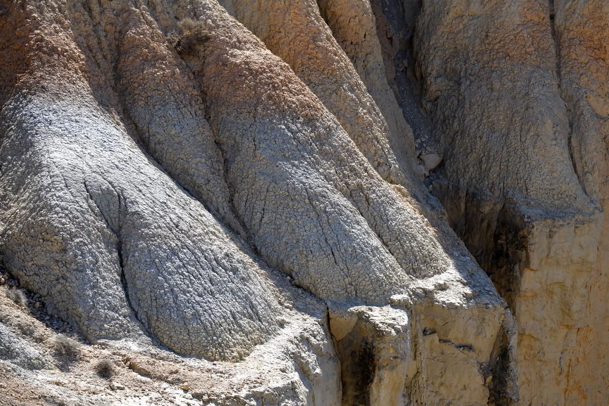 Más de cerca, formación rocosa de piedra caliza en el sumidero de Sima de San Pedro cerca de Oliete en Aragón, España