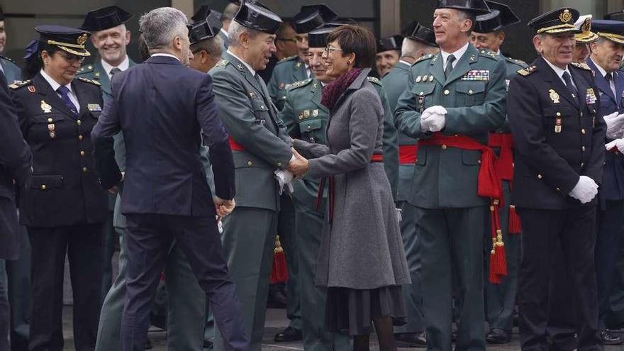 El ministro Grande-Marlaska, a la izquierda, de espaldas, en un acto con la directora de la Guardia Civil, María Gámez, y mandos del cuerpo.