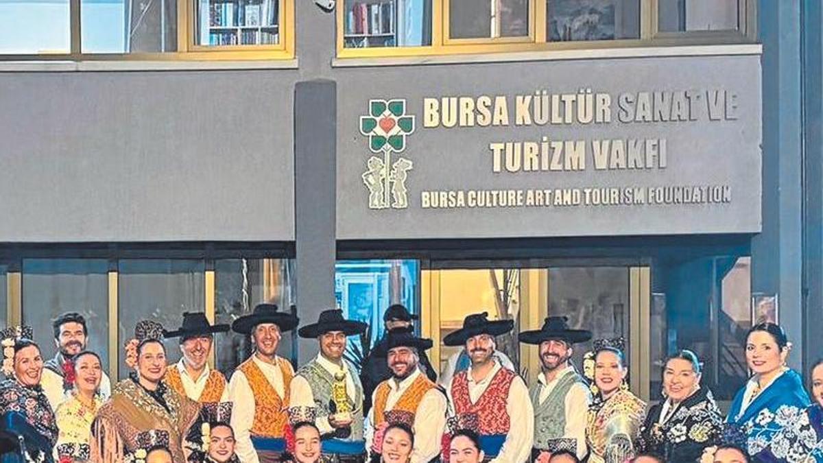 Integrantes de la Asociación Folklórica Renacer en una de sus actuaciones fuera.