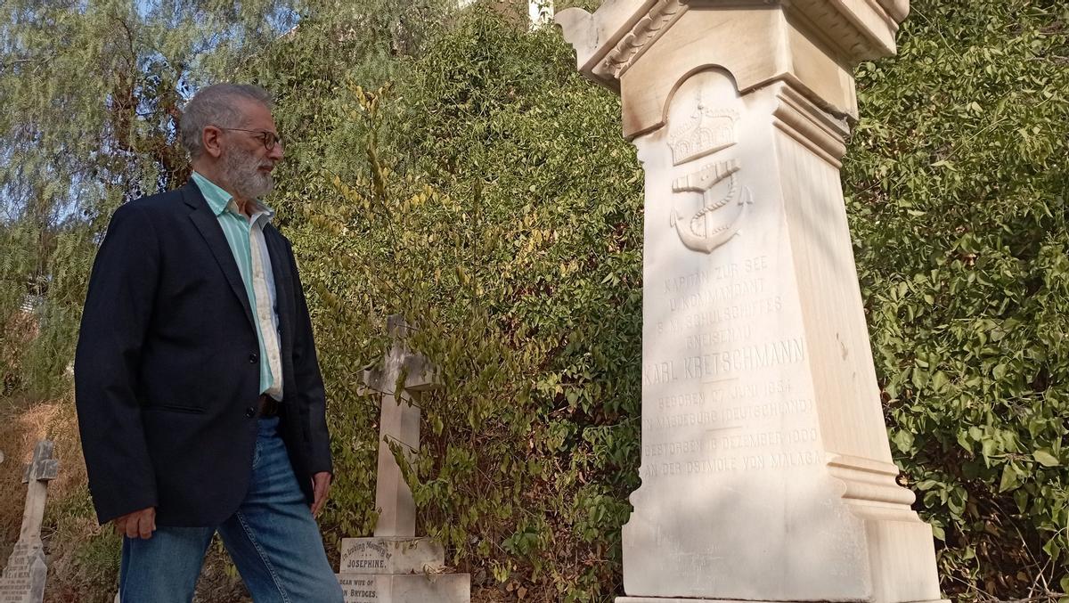 Francisco Guerrero, la semana pasada ante la tumba del capitán de la 'Gneisenau' Karl Kretschmann, en el Cementerio Inglés.