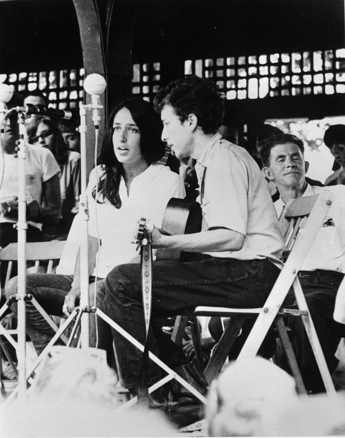 Bob Dylan con Joan Baez en el festival de Newport dos años antes, cuando todavía actuó con una filosofía puramente folk.