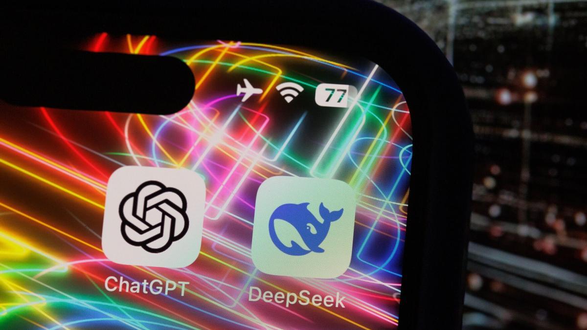 Un móvil con las aplicaciones de ChatGPT (OpenAI) y DeepSeek.
