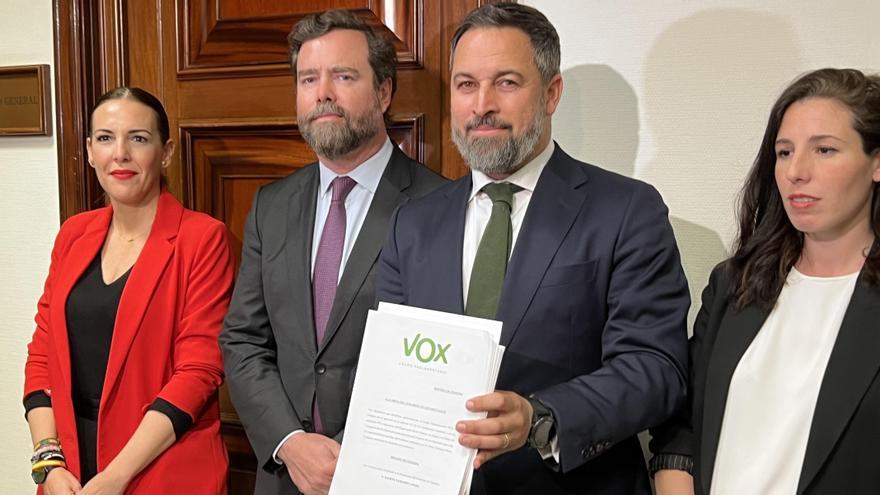 El líder de Vox, Santiago Abascal, registra la moció de censura de Tamames contra Sánchez