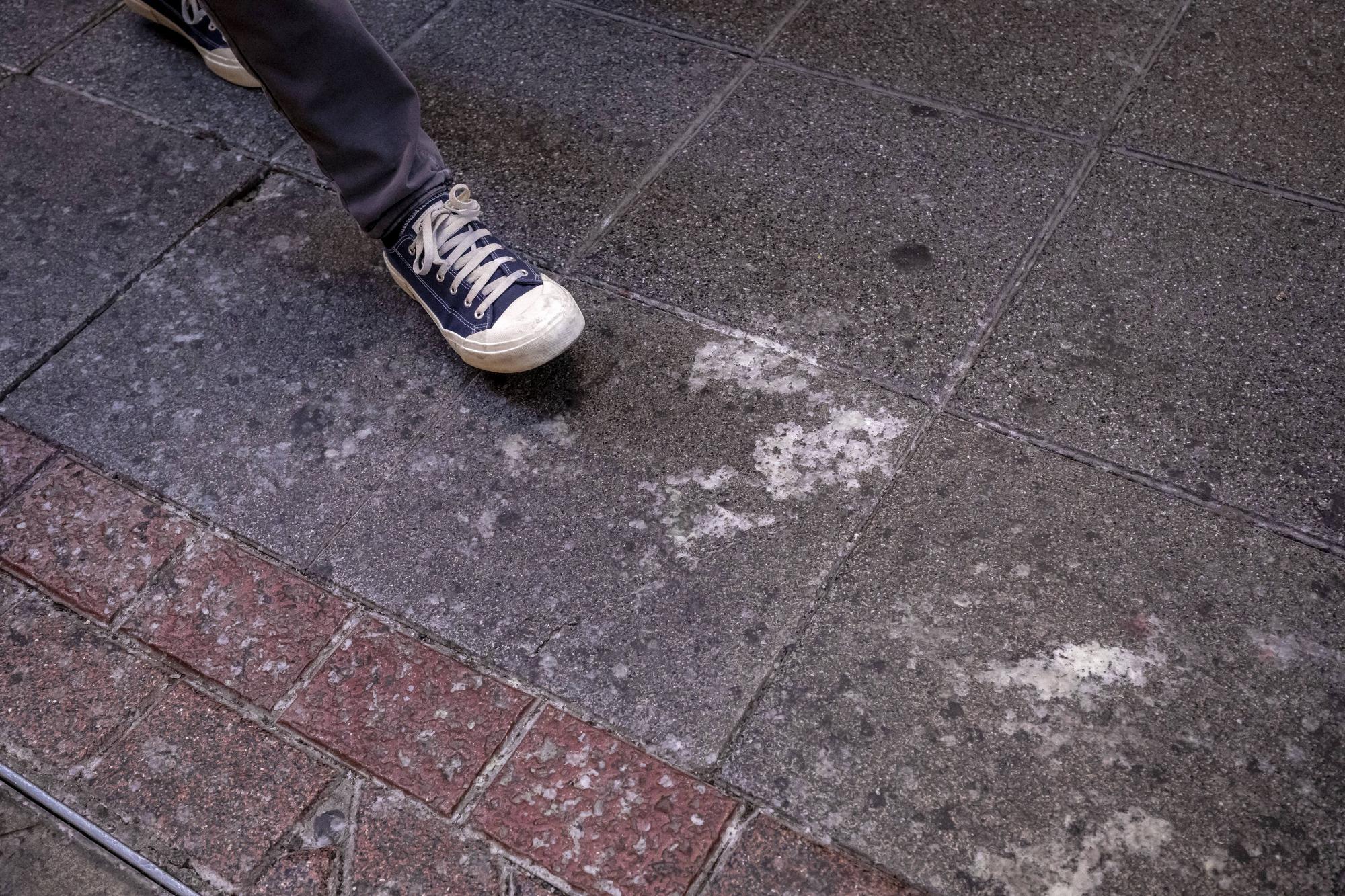 Restos de cera en el suelo de las calles del centro de Palma tras el paso de las procesiones de Semana Santa