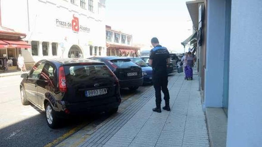 Un auxiliar de Policía, ayer en Vilagarcía. // Noé Parga