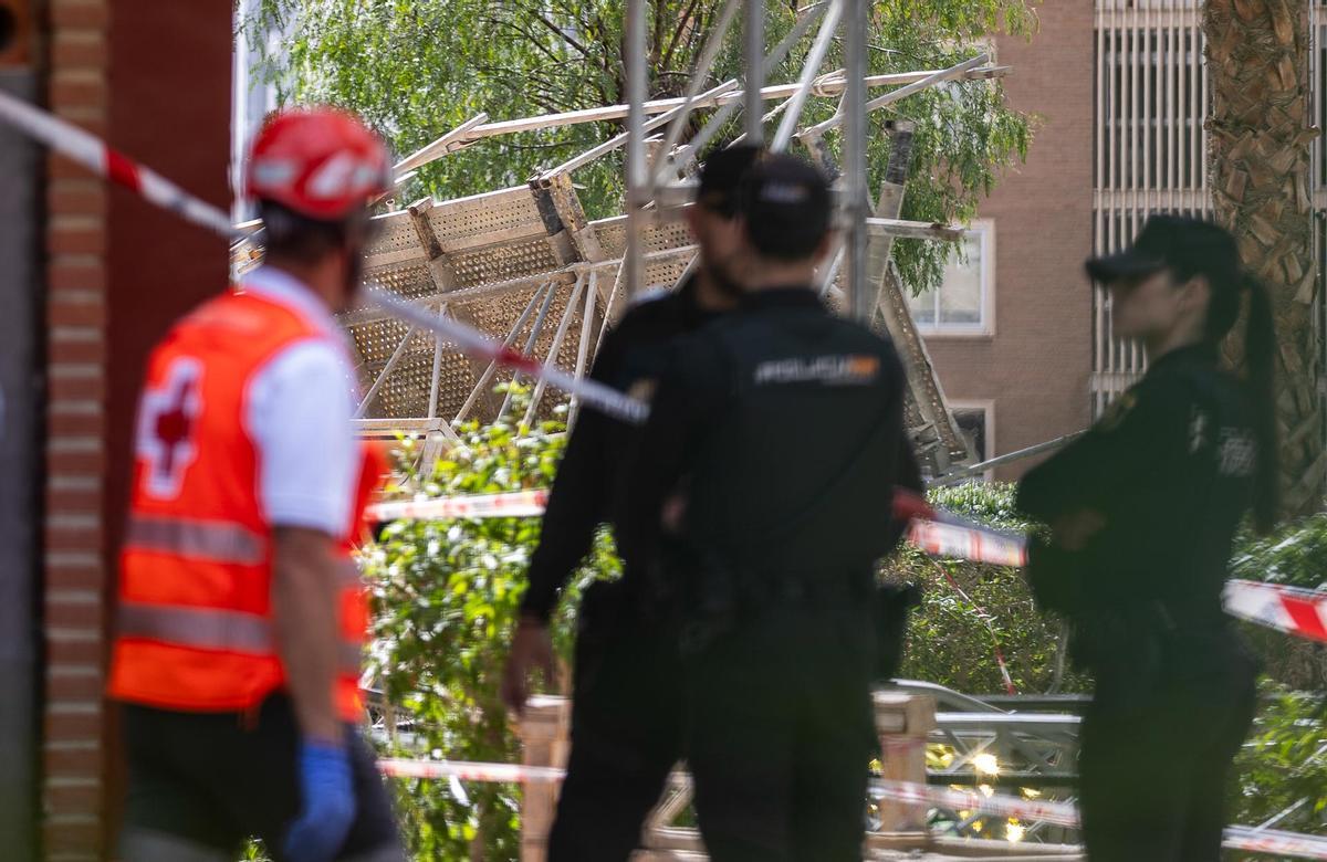 Mueren dos personas tras desplomarse un andamio en un edificio de 18 plantas en Benidorm