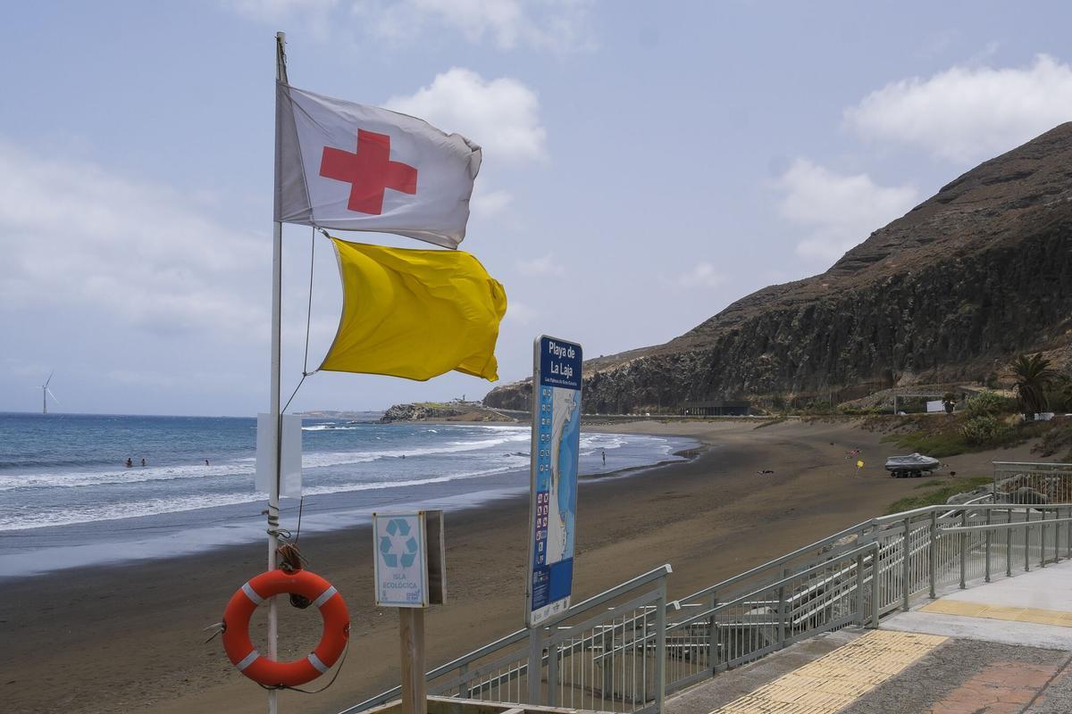 Bandera amarilla y equipo de salvamento en la playa de La Laja este jueves.