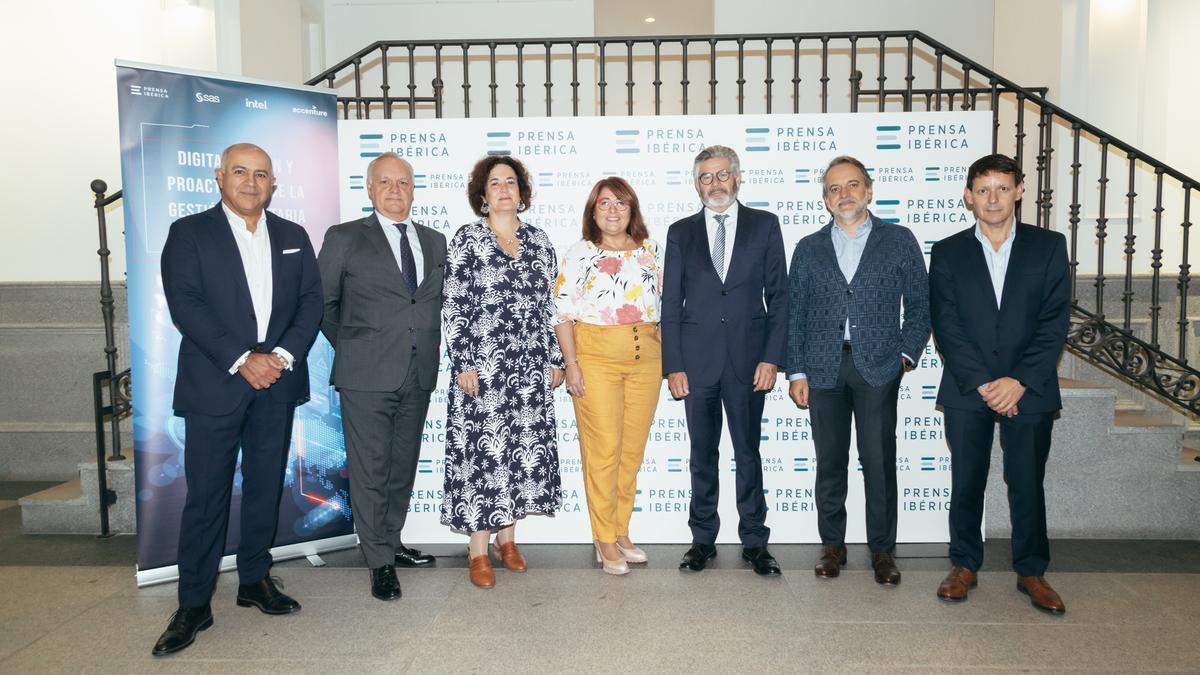 Foto de Familia: Afshin Almassi, director Sector Público para SAS España; Ignacio Durán, consejero Técnico en la Dirección de la Agencia Tributaria Madrid; Mª Luisa López, jefa de Informática Tributaria de la Agencia Municipal Tributaria del Ayuntamiento de Murcia; María Isabel López, jefa de la Oficina de Recaudación de la Agencia Municipal Tributaria del Ayuntamiento de Zaragoza; Antoni Fernández, gerente del Instituto Municipal de Hacienda de Barcelona; Pedro Bruna, managing Director responsable de Estrategia y Consultoría en Sector Público de Accenture; José Antonio Belso, director de la agencia tributaria provincial Suma Alicante.