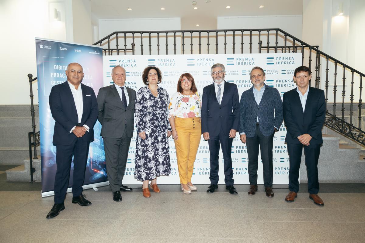 Foto de Familia: Afshin Almassi, director Sector Público para SAS España; Ignacio Durán, consejero Técnico en la Dirección de la Agencia Tributaria Madrid; Mª Luisa López, jefa de Informática Tributaria de la Agencia Municipal Tributaria del Ayuntamiento de Murcia; María Isabel López, jefa de la Oficina de Recaudación de la Agencia Municipal Tributaria del Ayuntamiento de Zaragoza; Antoni Fernández, gerente del Instituto Municipal de Hacienda de Barcelona; Pedro Bruna, managing Director responsable de Estrategia y Consultoría en Sector Público de Accenture; José Antonio Belso, director de la agencia tributaria provincial Suma Alicante.
