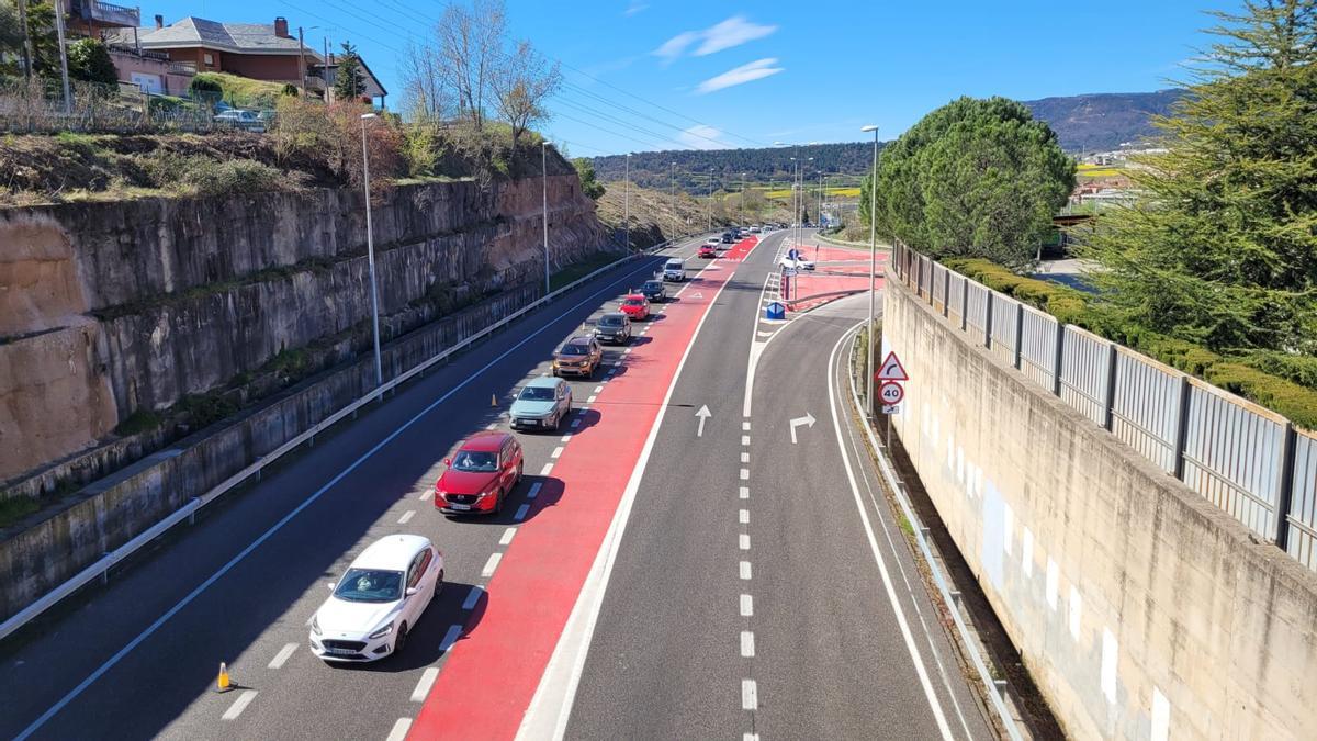 Congestió en la circulació al pas per Berga. S'observa el doble carril anul·lat en sentit Puigcerdà